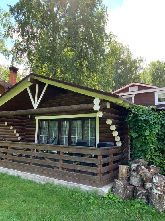 Бревенчатый дом в парковой зоне