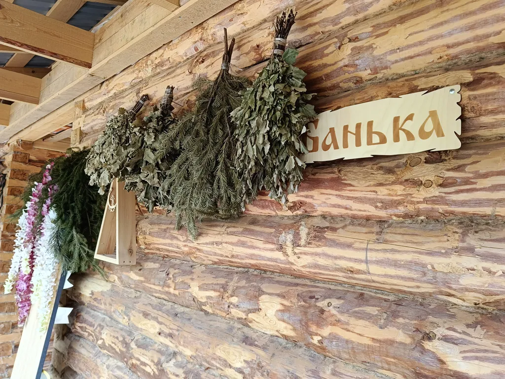 Темный домик на опушке леса