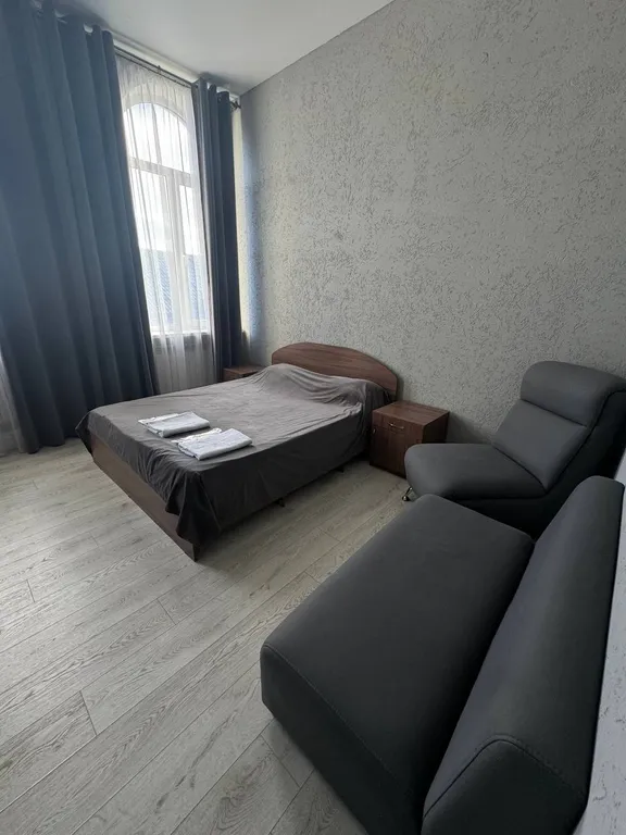 Уютная комната с большой двуспальной кроватью