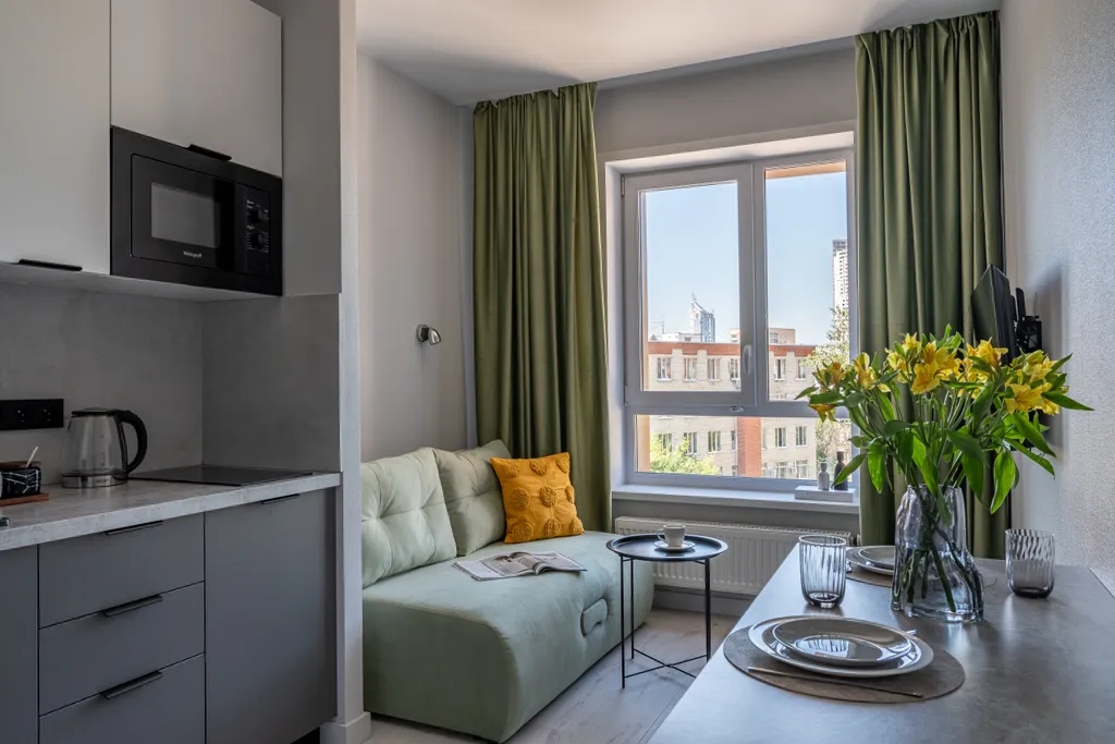 Светлая квартира с креслом на балконе