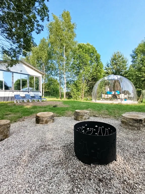 Дом с купольной беседкой на природе