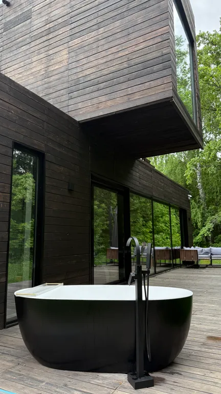 Премиальный дом с дизайнерским камином на дровах в лесу