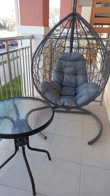 Уютная студия с видом на можжевёловый лес