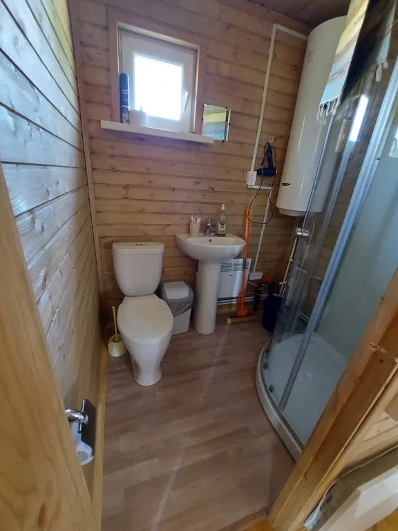 Дом на берегу пруда для четырёх человек