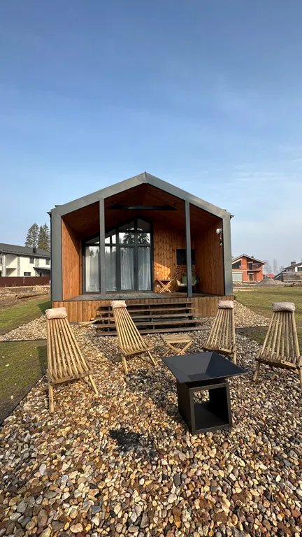 Дом с мольбертом