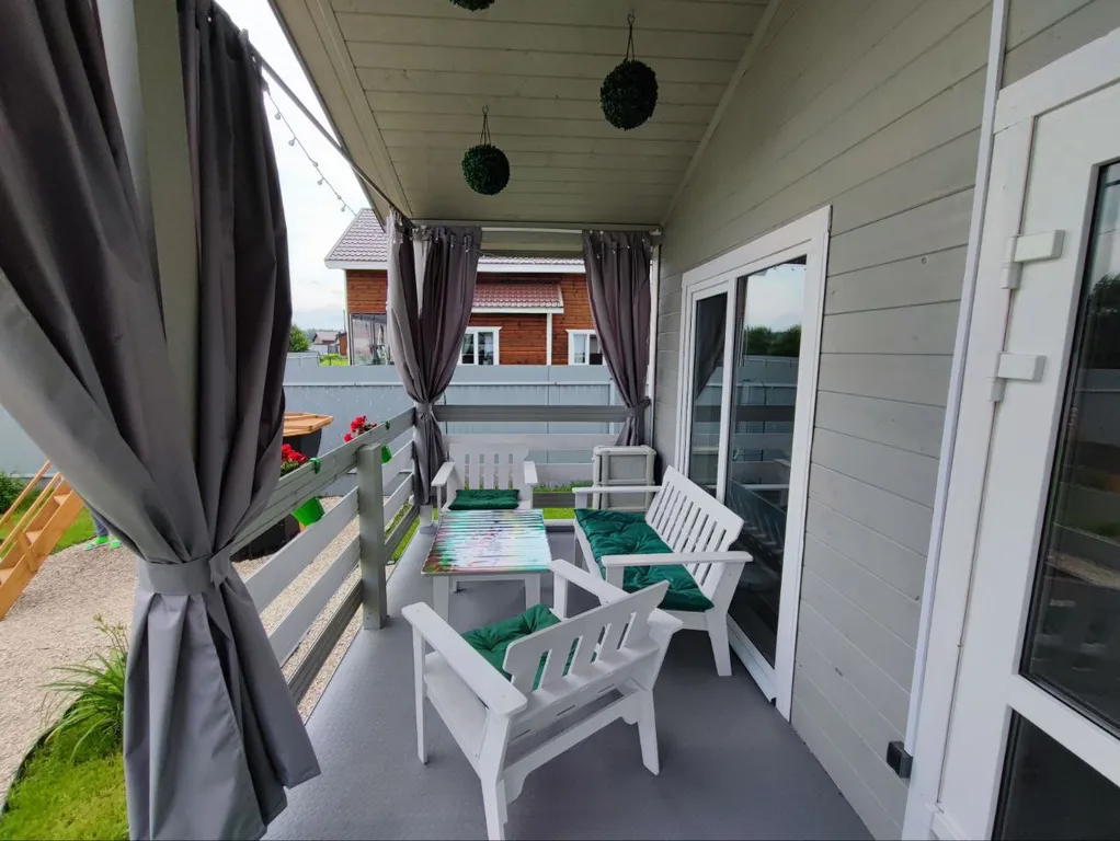 Новый стильный дом в окружении леса