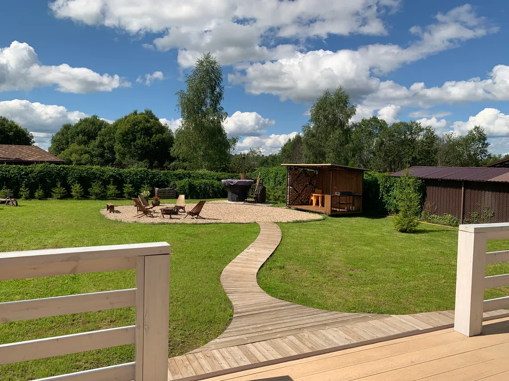 Уютный современный дом с террасой и банным чаном на участке 17 соток