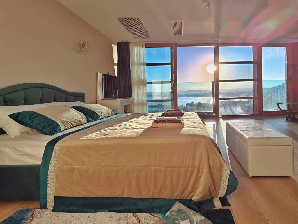 Видовая квартира-студия в Золотой Бухте