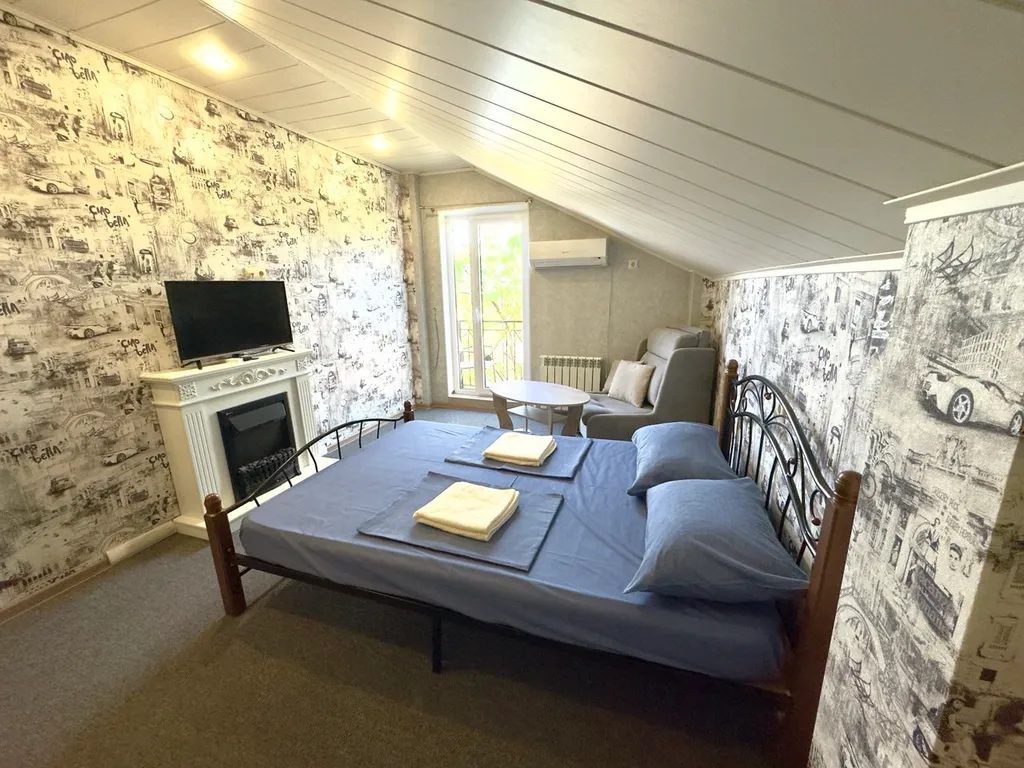 Номер с двухспальной кроватью и доп.местом, с балконом и видом на море