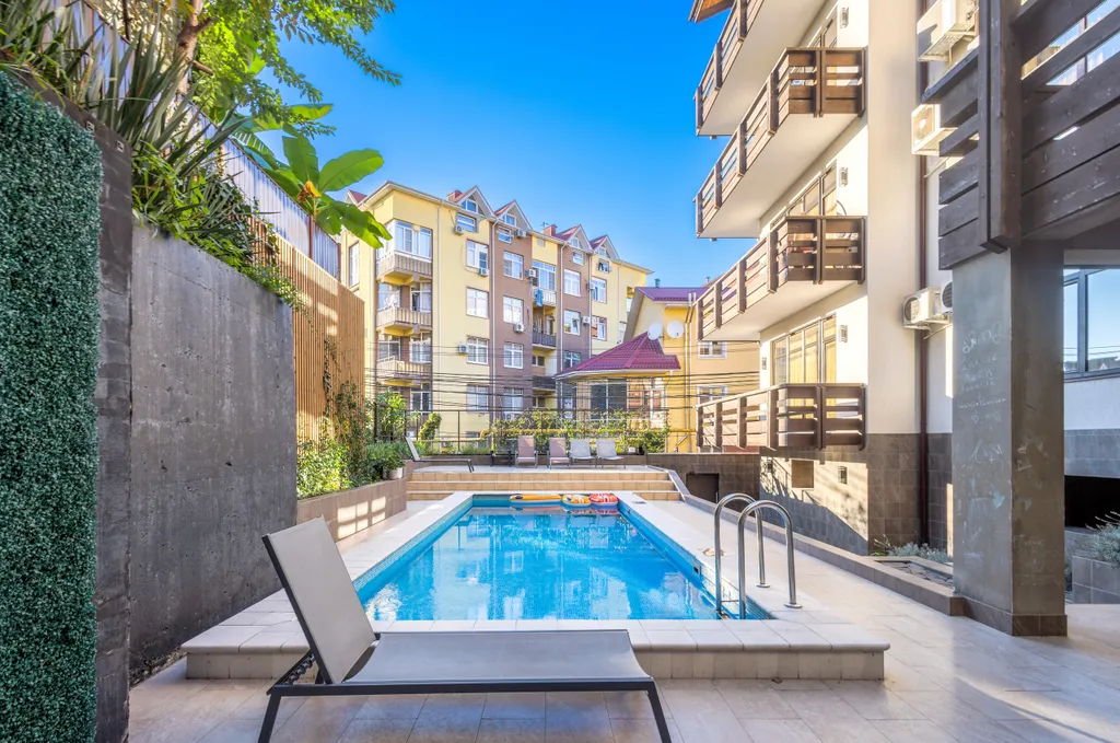 Квартира MyHomeYourHome в клубном доме с бассейном