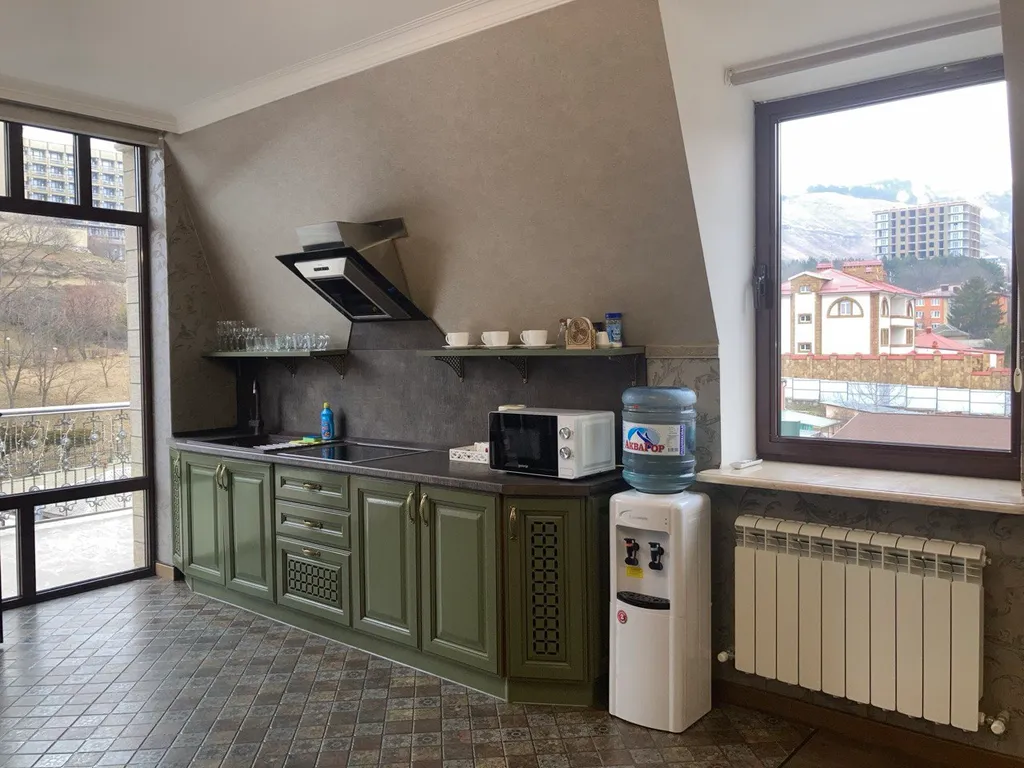 Трёхкомнатная квартира с балконом (96кв.м.)