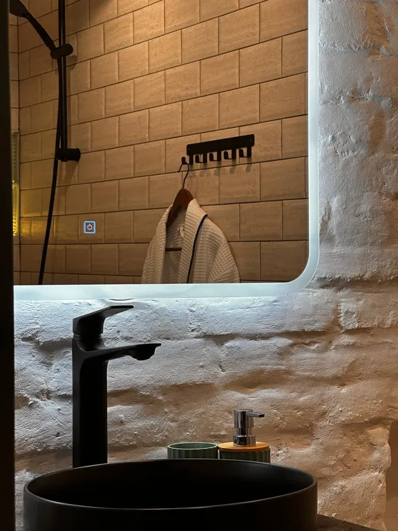 Двухуровневый номер-студия в стиле лофт с открытой ванной Нежность