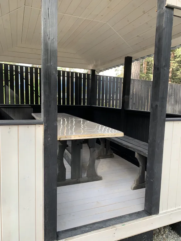 Домик в сосновом бору с видом на горы и лес