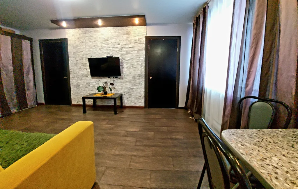 Уютная двухкомнатная недалеко от центра