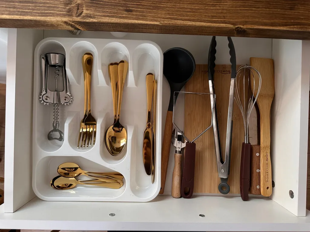 Стильный Красный дом у реки