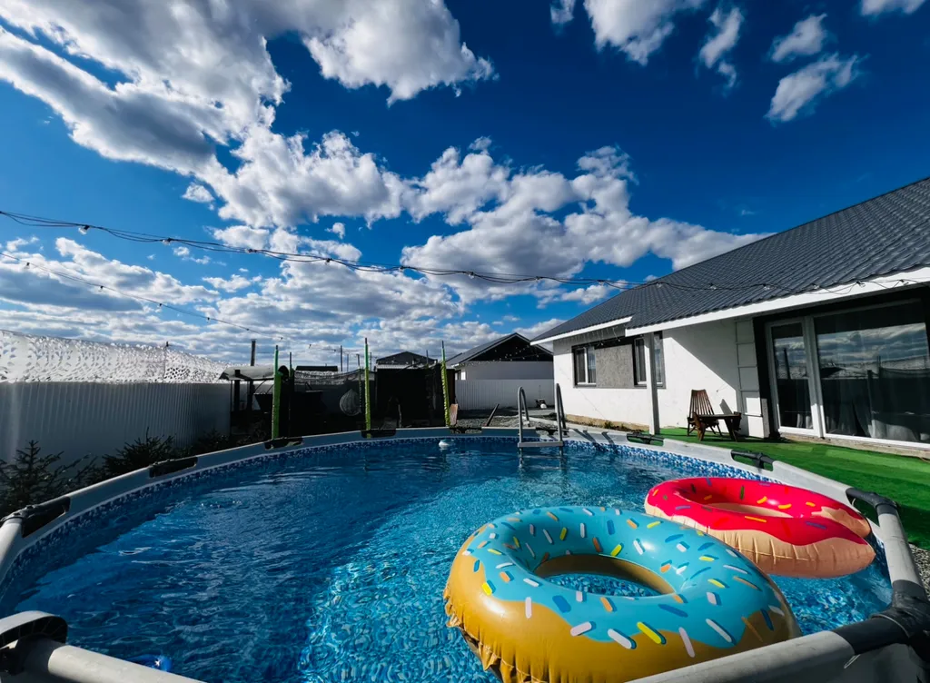 Уютный дом с видом на закат