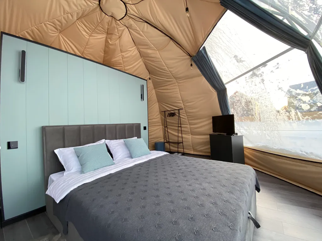 Домик вблизи озера