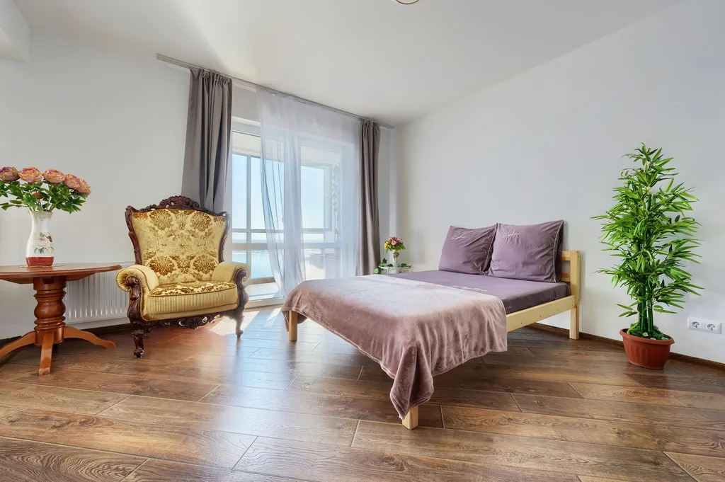 Жизнь с видом реку: огромная лоджия с панорамным остеклением в пол!