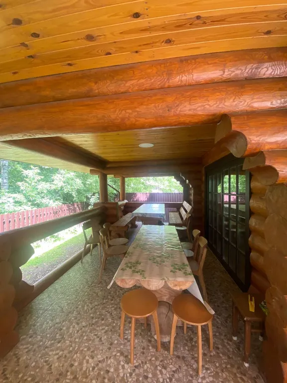 Дом на берегу реки с баней