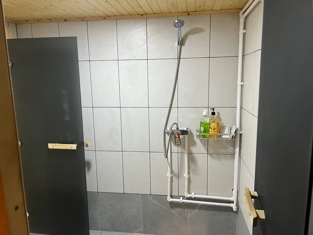 Уютный домик на берегу реки