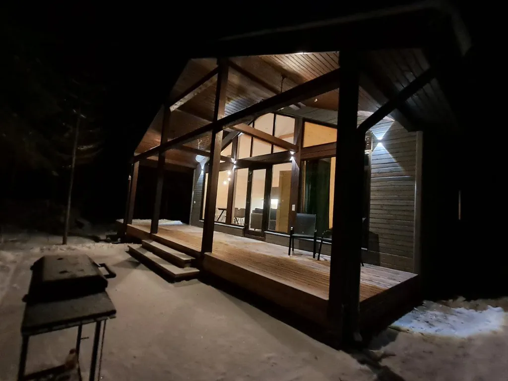 Уютный дом в еловом лесу