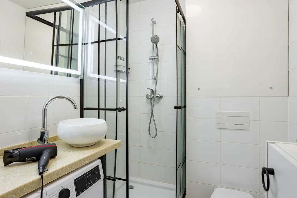 Стильная студия с балконом у метро