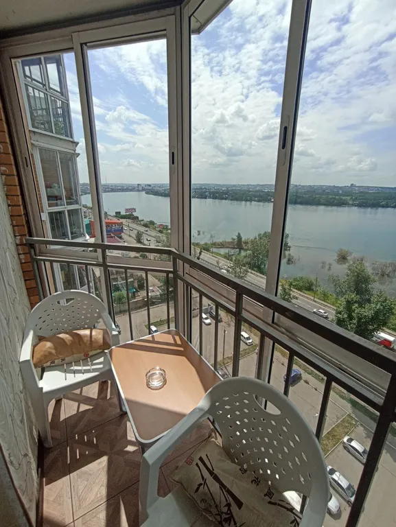 Вместительная студия с видом на реку Ангару