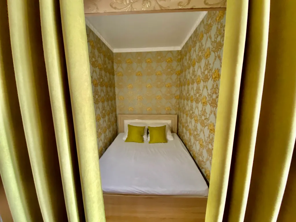 Квартира студия рядом с ТРЦ Аура (эконом) — аренда посуточно в Сургут