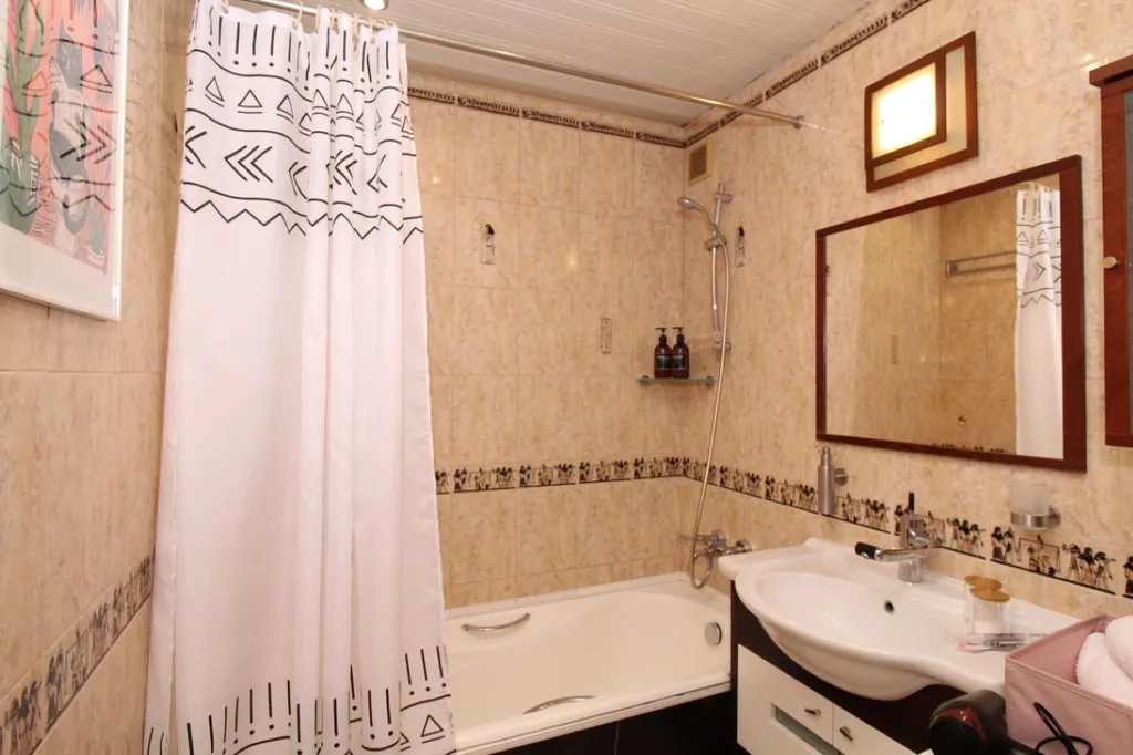 Двухкомнатная квартира в тихом районе