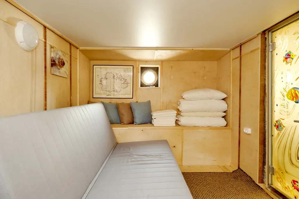 Дом на воде Nevo у берега Крестовского острова