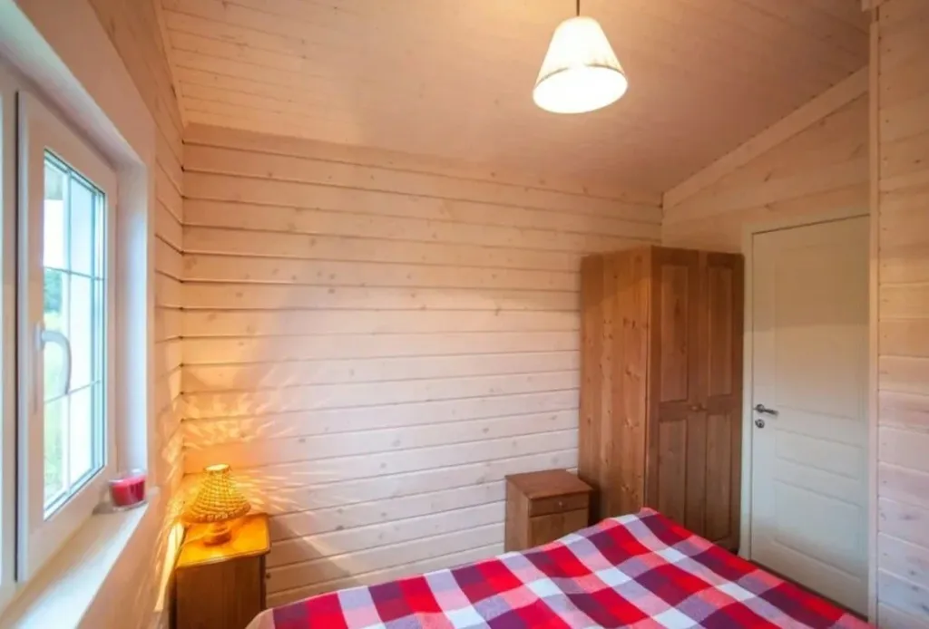 Домик на берегу озера