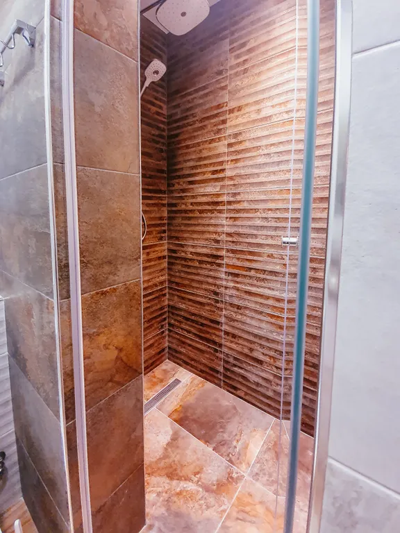 Апартаменты четырёхместные, новые, шикарные, море очень близко