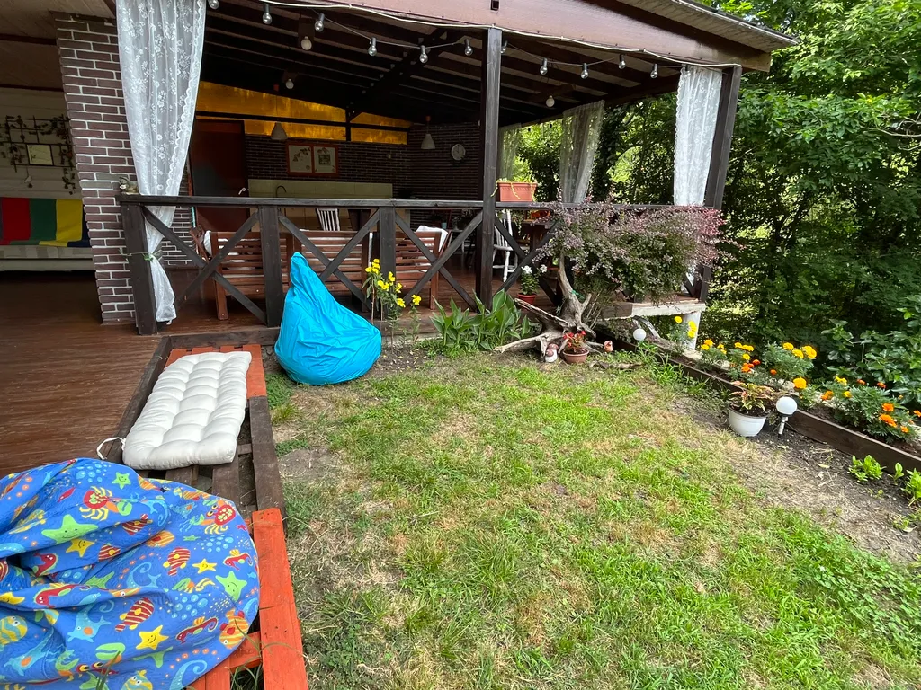 Дом в горах с видом на реку