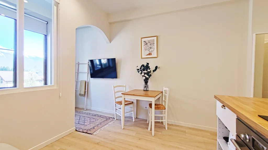 Студия в стиле бохо с видом на горы — уют и комфорт в центре