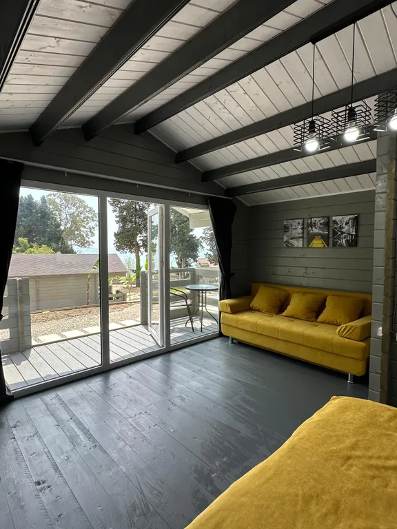 Дом с панорамными окнами с видом на море