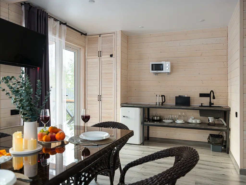 Семейный коттедж с баней и чаном в Шишкин Плейс в хвойном лесу