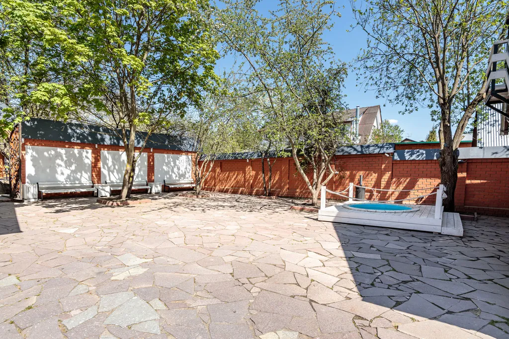 Совершенно новый дом на берегу озера с верандой и русской баней