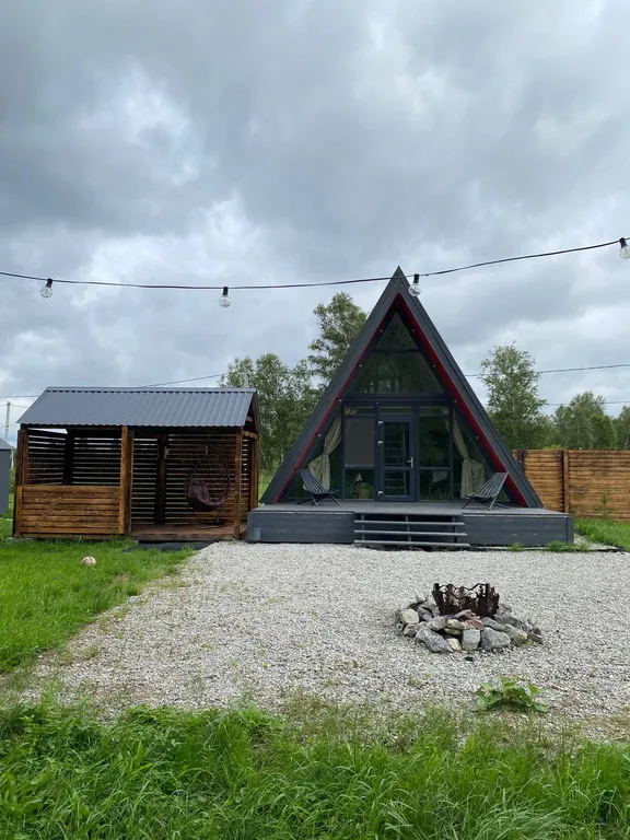 Уютный скандинавский домик у леса