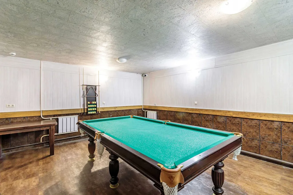 Замок на берегу каскада озер в Новой Москве