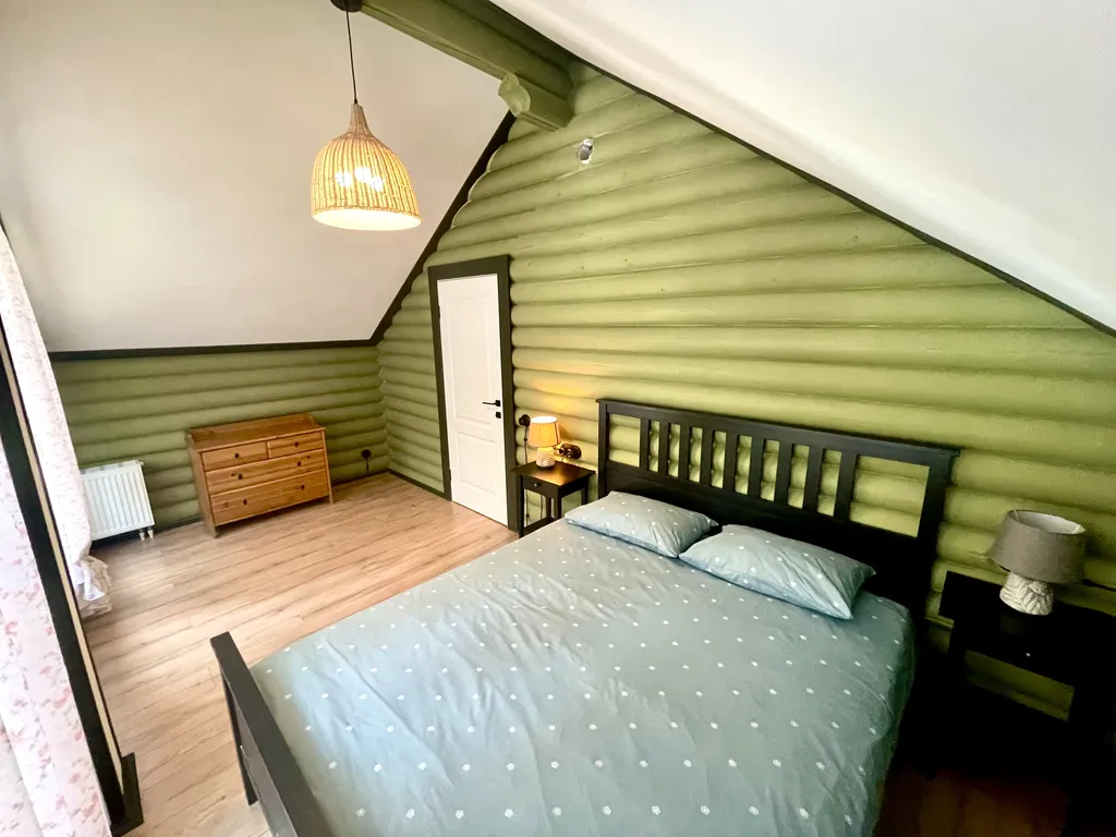 Уютный бревенчатый дом в сосновом бору