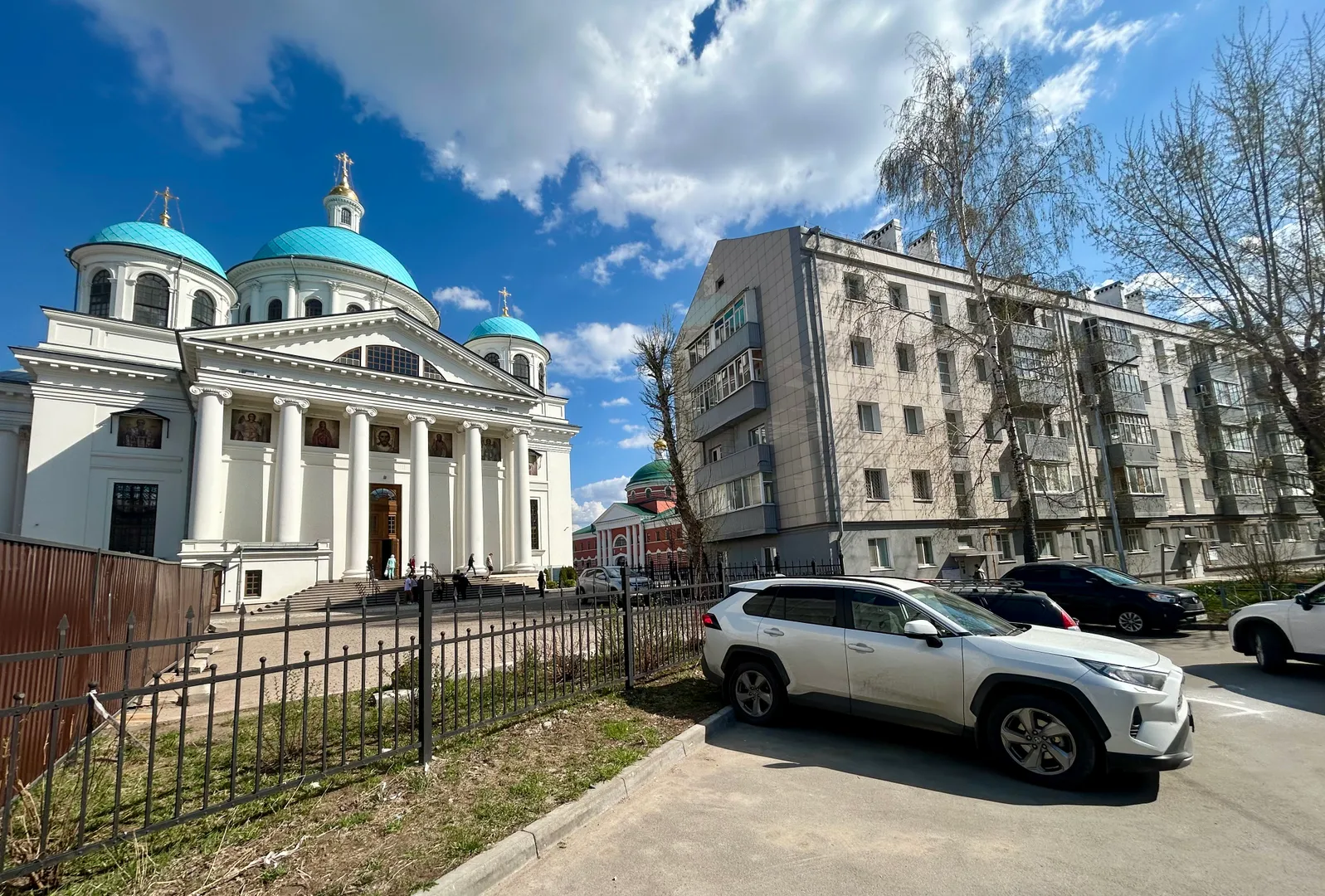 Вид на Храм Казанской иконы Божьей Матери из двора дома