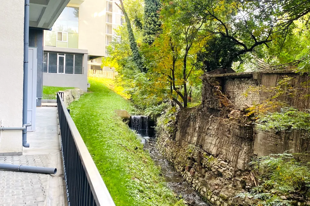 Уютно и стильно в центре города, близко к старому Тбилиси