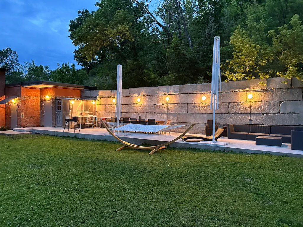 Уютный дом на берегу реки Волга