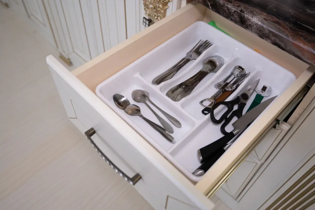 Современная уютная квартира с камином