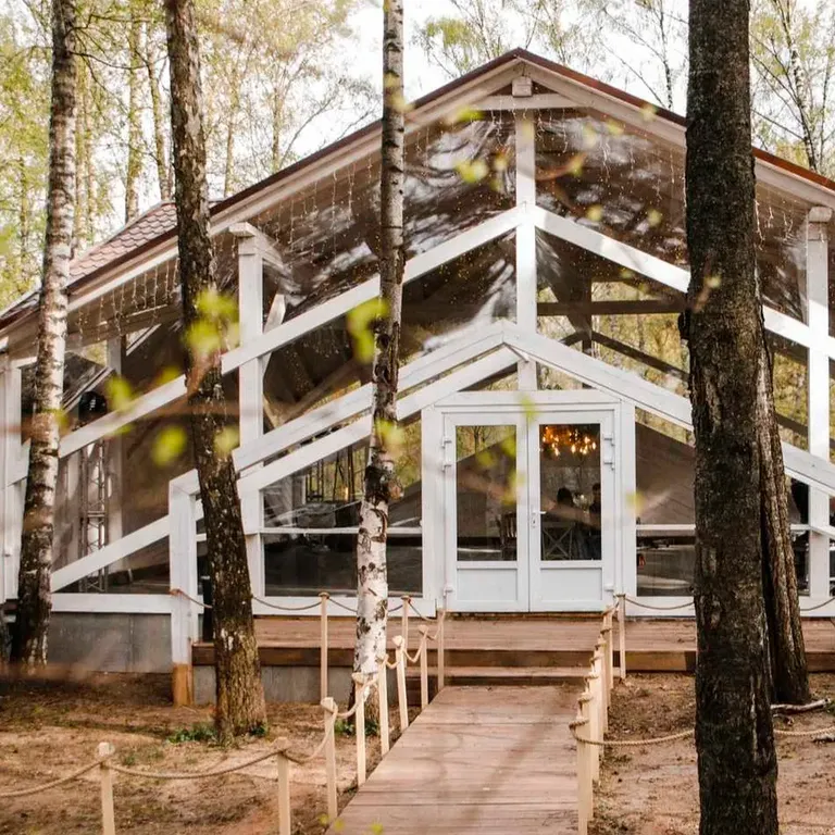 Загородный дом с бассейном и банкетным залом