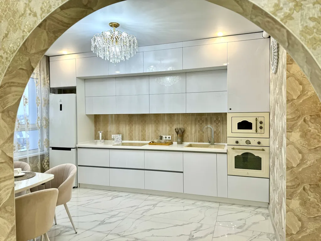 Апартаменты в античном стиле, с джакузи и красивым видом из окна