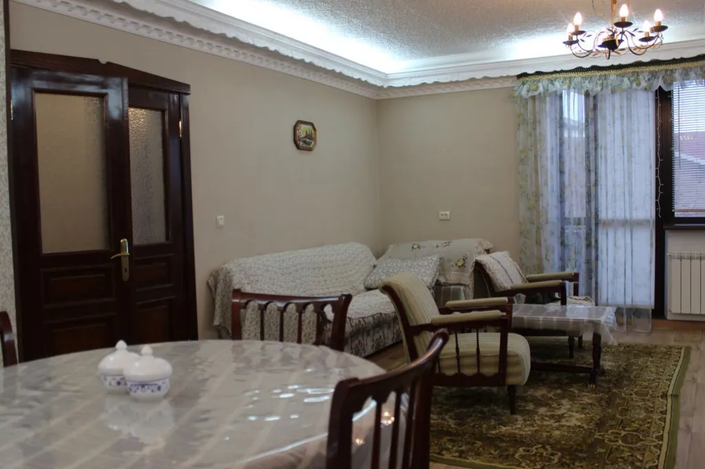 Коттедж Особняк 207 кв м, элитный городской район, командированным документы — аренда посуточно в Усть-Каменогорск