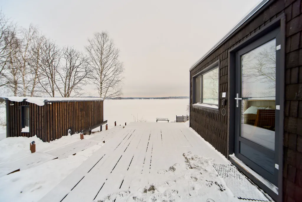 Домик на 2 с панорамным окном прямо на берегу озера