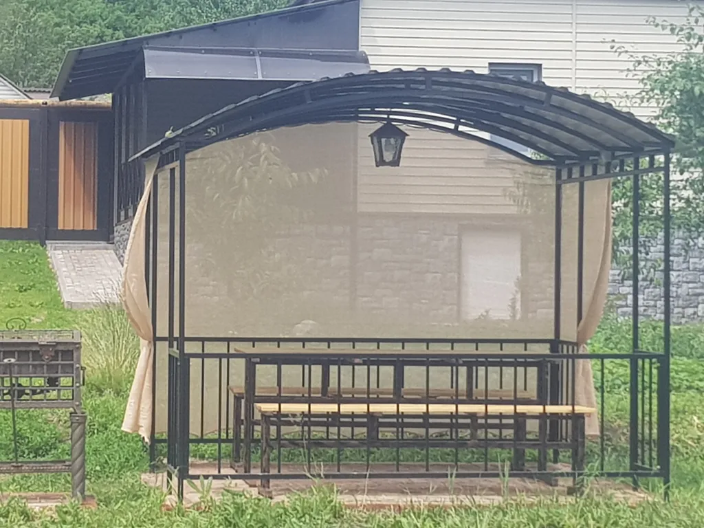 Уютный домик с участком на берегу реки