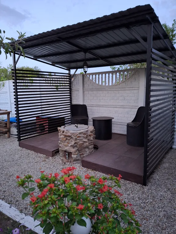 Дом-шалаш на территории частного домовладения